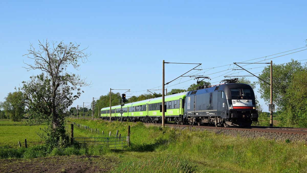 Nach mehrmonatiger Pause hat Flixtrain am 20.05.2021 den Betrieb auf der Linie FLX 20 Köln - Hamburg wieder aufgenommen. Hier ist MRCE ES 64 U2-009 (182 509), vermietet an IGE, mit FLX 1351 Hamburg Hbf - Köln Hbf zu sehen (Hüde, 30.05.2021).