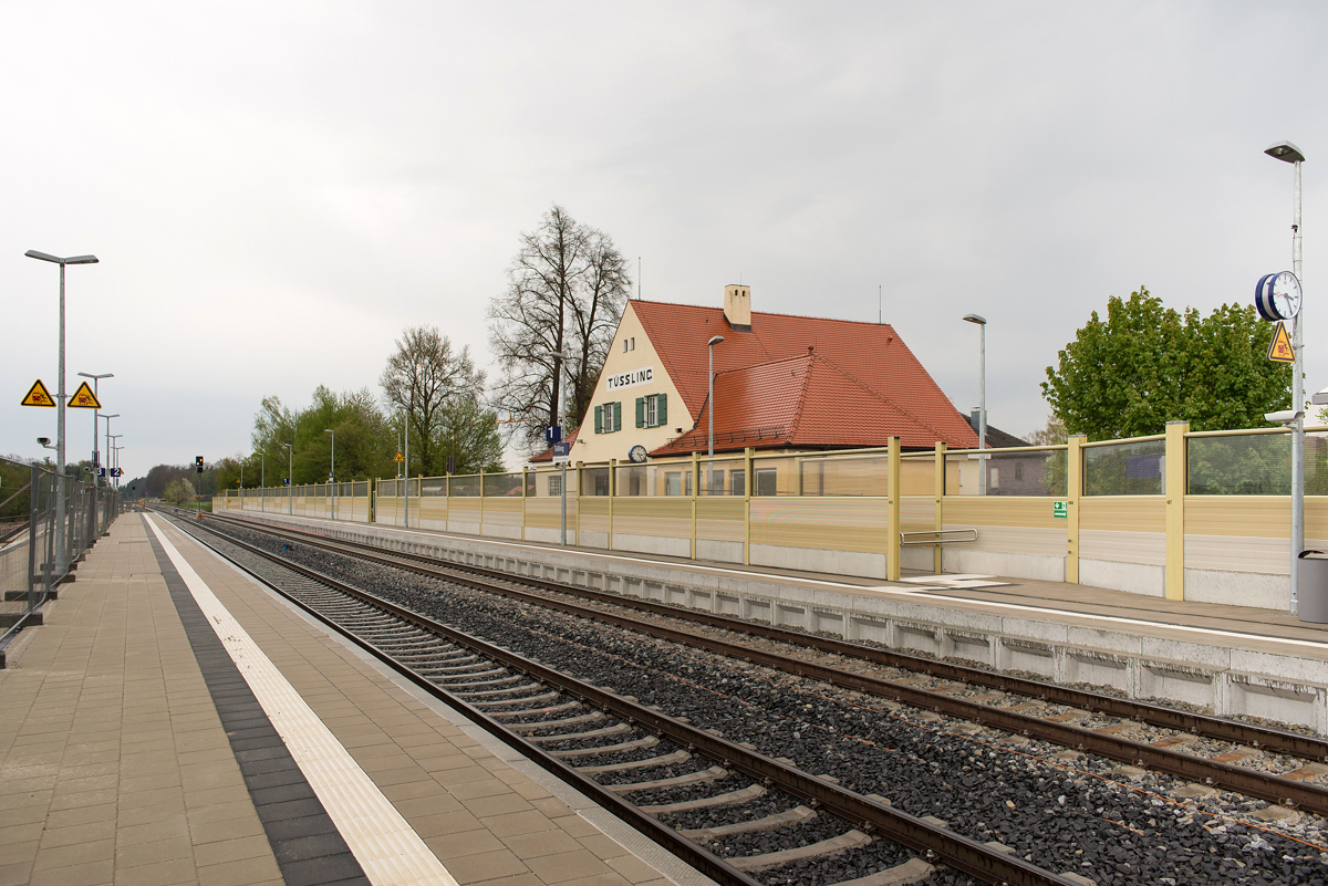 Nach der Modernisierung des Bahnhofs Tüssling im Zuge des zweigleisigen Ausbaus der Strecke Mühldorf - Tüssling zeigt sich der Bahnhof völlig verbaut. Sogar das ehemalige Empfangsgebäude wird von der Schallschutzmauer verdeckt. Statt auf schallschluckender Elemente im Gleis und Modernisierung des Fuhrparks mit geräuschminimierten Drehgestellen setzen DB und SOB auf zeitlos formschöne Mauern. 15.04.2017