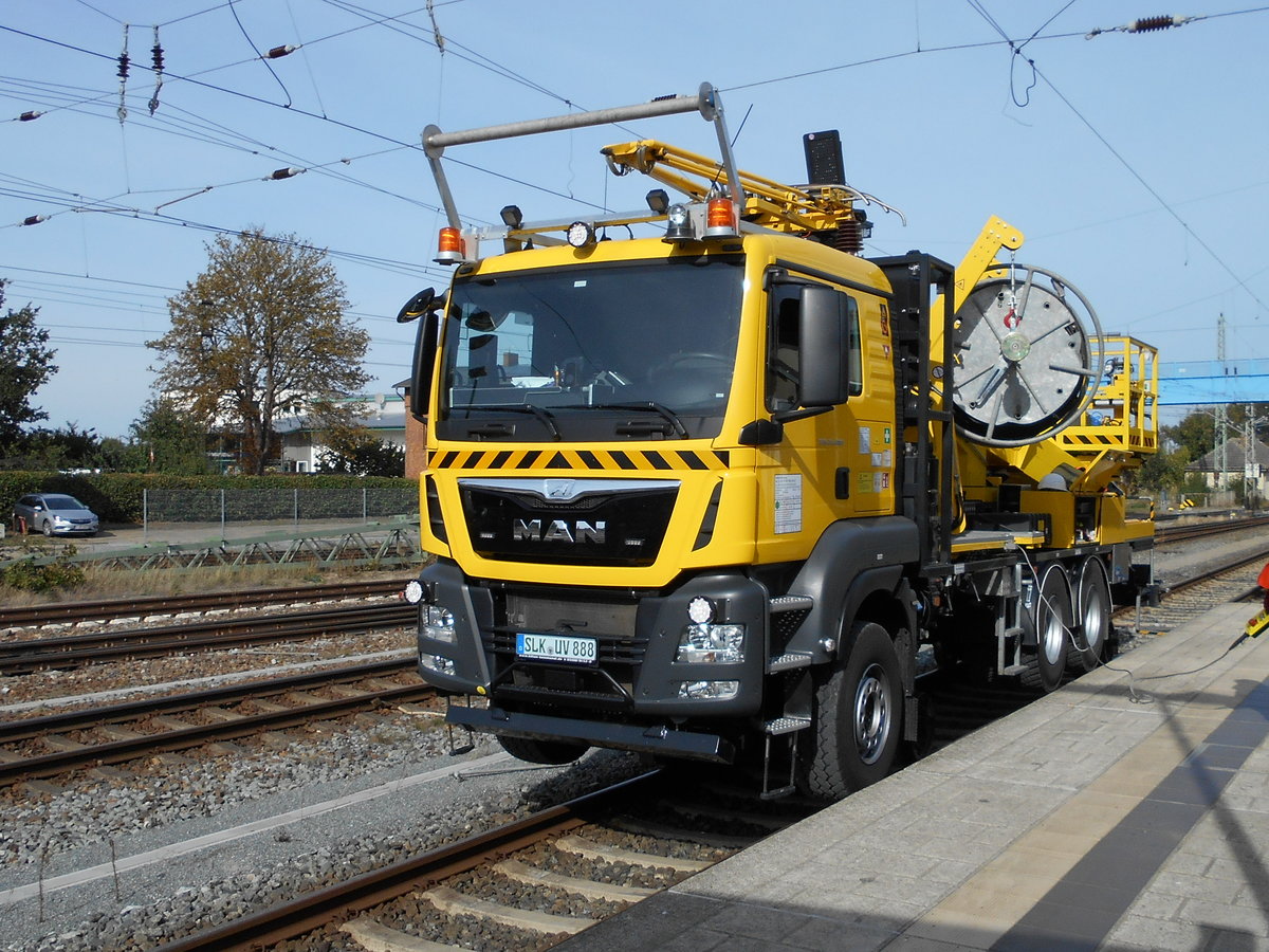 Nach und nach verschwand die alte Fahrleitung auf dem Bahnhof Bergen/Rügen am 17.September 2018.Zum Einsatz kam dieses Zweiwegefahrzeug.