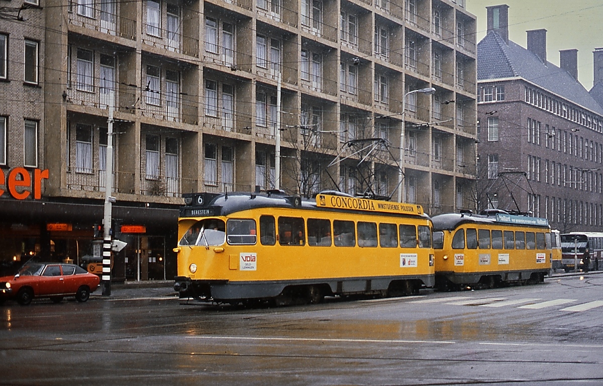 Nach Netzverlängerungen benötigte die HTM noch einmal 40 PCC-Triebwagen, die 1971-1974 mit den Nr.'n 1301-1340 ausgeliefert wurden. Mit ihnen wurden 30 führerstandslose Triebwagen der Serie 2101-2130 bestellt, ein solcher Zug mit dem führenden Triebwagen 1311 ist im Februar 1982 in der Den Haager Innenstadt unterwegs.
