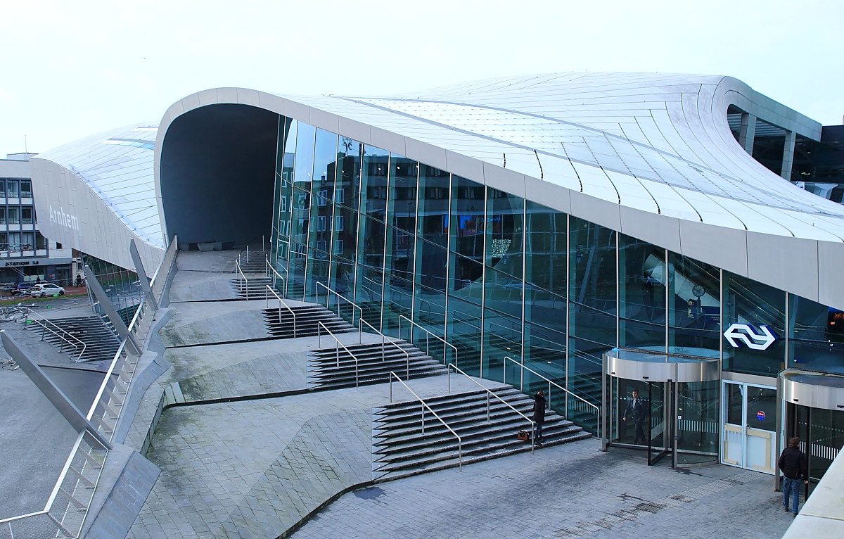 Nach neunjähriger Bauzeit ging im November 2015 der neue Bahnhof von Arnhem in Betrieb. Der Entwurf stammt vom Amsterdamer Architekten Ben van Berkel, der auch das Mercedes-Benz-Museum in Stuttgart entwarf. Hier ein Blick auf die Eingangshalle (02.01.2018).