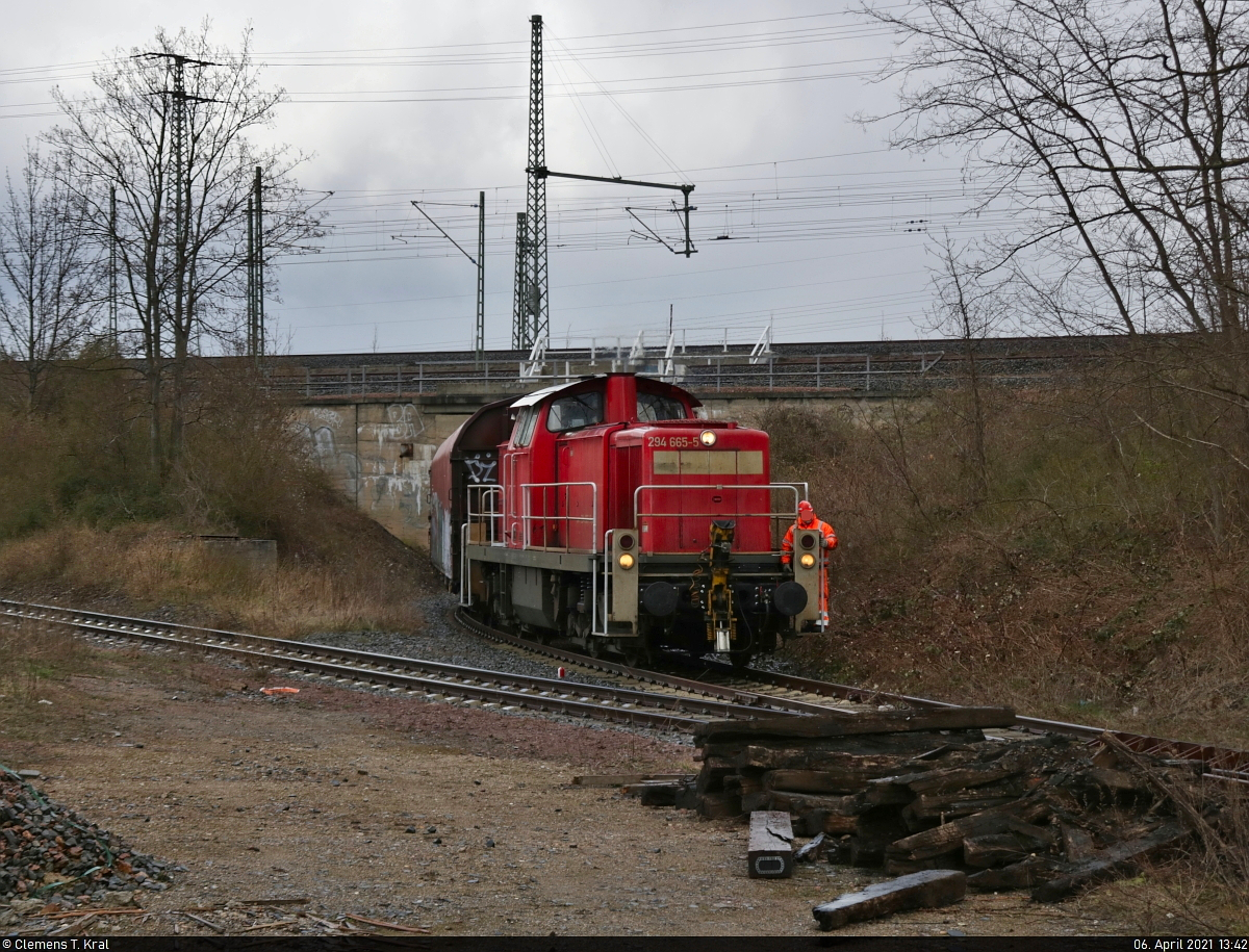 Nach einer Pause und einem von vielen Graupelschauern an diesem kalten Tag fährt 294 665-5, kommend vom ABB Trafowerk Halle (Saale), durch den Tunnel unter den Gütergleisen zurück Richtung Zugbildungsanlage (ZBA) Halle (Saale). Auf dem alten RAW-Gelände muss der Zug mit zwei Güterwagen dann Kopfmachen, um auf das linke Gleis zu wechseln.
Beobachtet habe ich das Ganze von der öffentlich zugänglichen Karl-von-Thielen-Straße.

🧰 DB Cargo
🕓 6.4.2021 | 13:42 Uhr