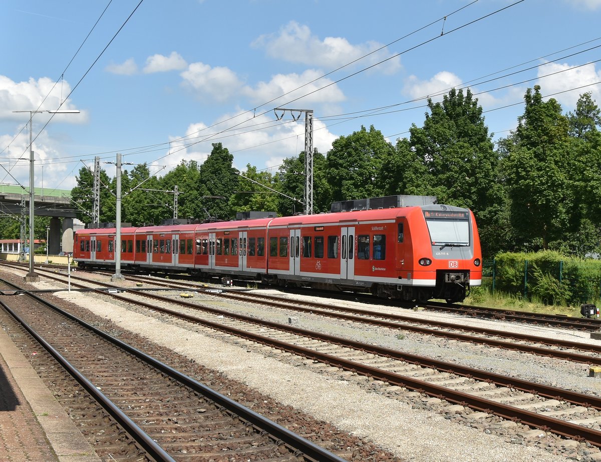 Nach einer Pause in Osterburken rangiert der 425 711 auf Gleis 1 um, bevor er mit einem aus Mosbach kommenden anderen 425 gekoppelt wurde. Osterburken den 25.5.2018