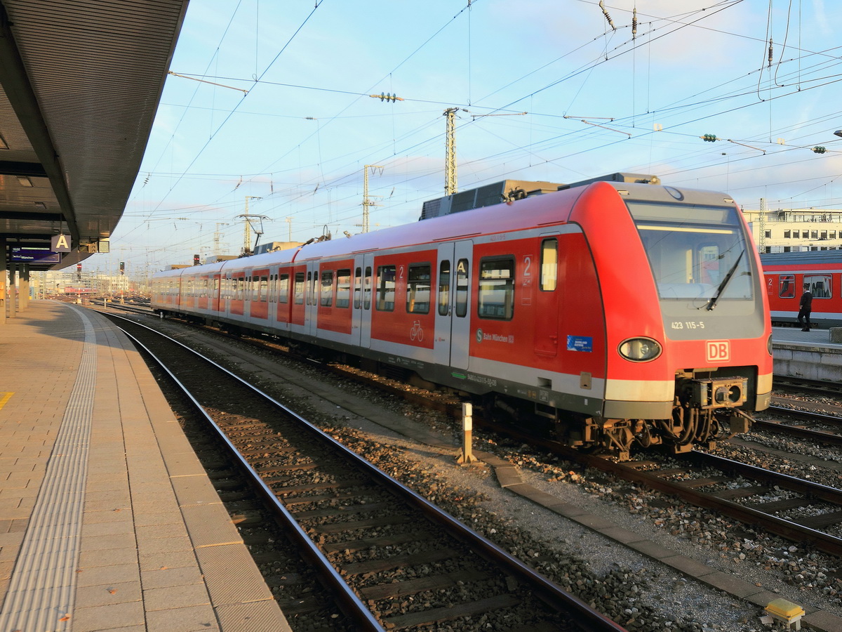 Nach Personalwechsel Ausfahrt 423 615-4  und 423 115-5 aus den Bahnhof Nürnberg am 11. November 2015.