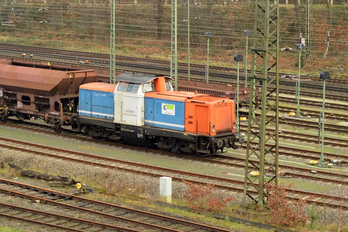 Nach den Rangier arbeiten der 203 111-0 steht die Lena Sophie alias 212 058-2 vor einem abgestellten Bauzug. 13.1.2018