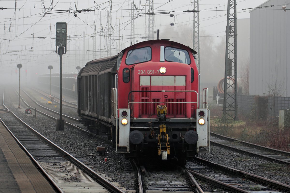 Nach Rangierarbeiten verlässt 294 891-7 Recklinghausen-Süd 17.1.2015