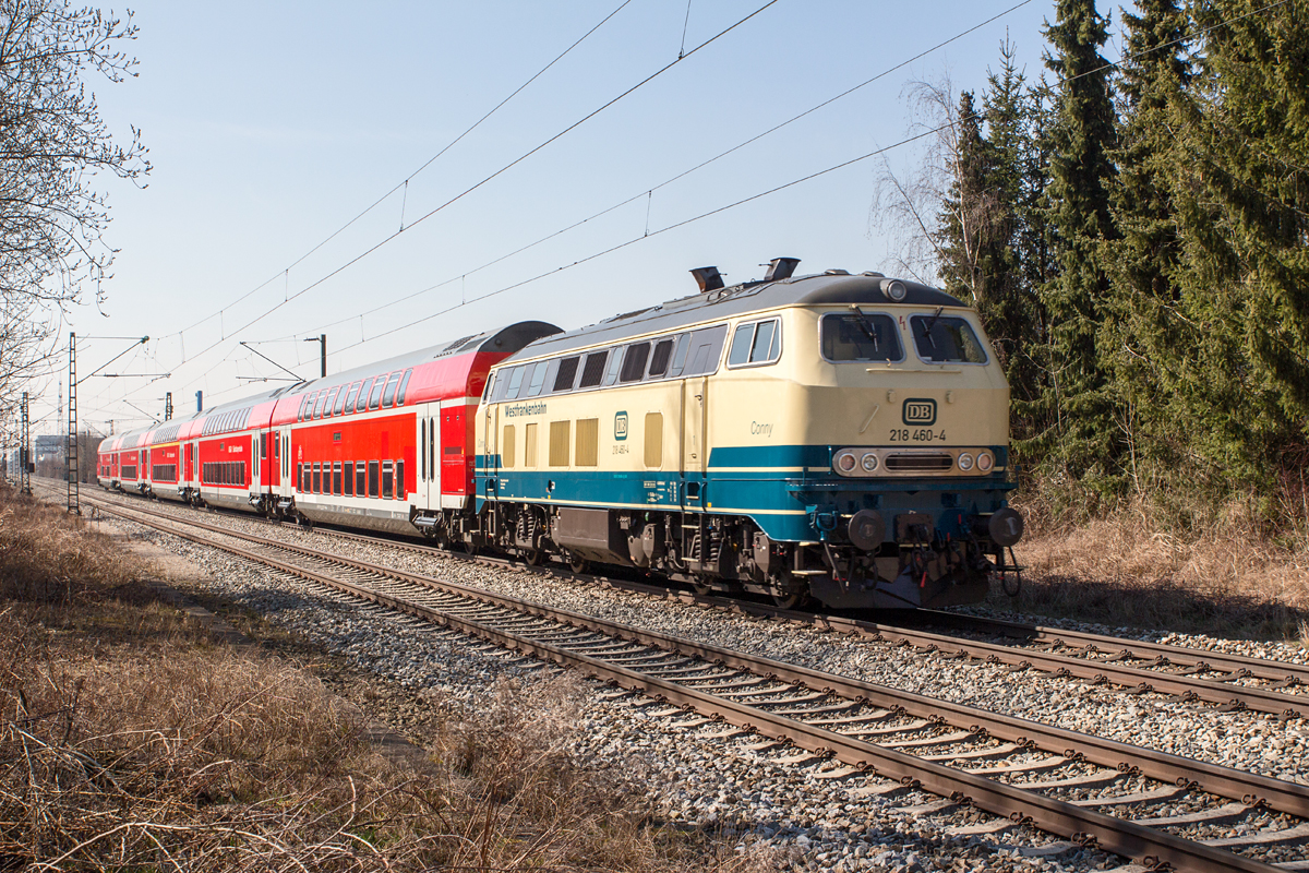 Nach der Reparatur eines Turboladerschadens an der 218 460-4 der Westfrankenbahn, die im Bahnwerk Mühldorf vorgenommen wurde, ist aufgrund von Reparaturen an mehreren 245ern selbige Lok am 13.03.17 im 245-Umlauf auf der KBS 940 München - Mühldorf eingesetzt worden. Hier ist sie schiebend nach München Hbf in Poing zu sehen.