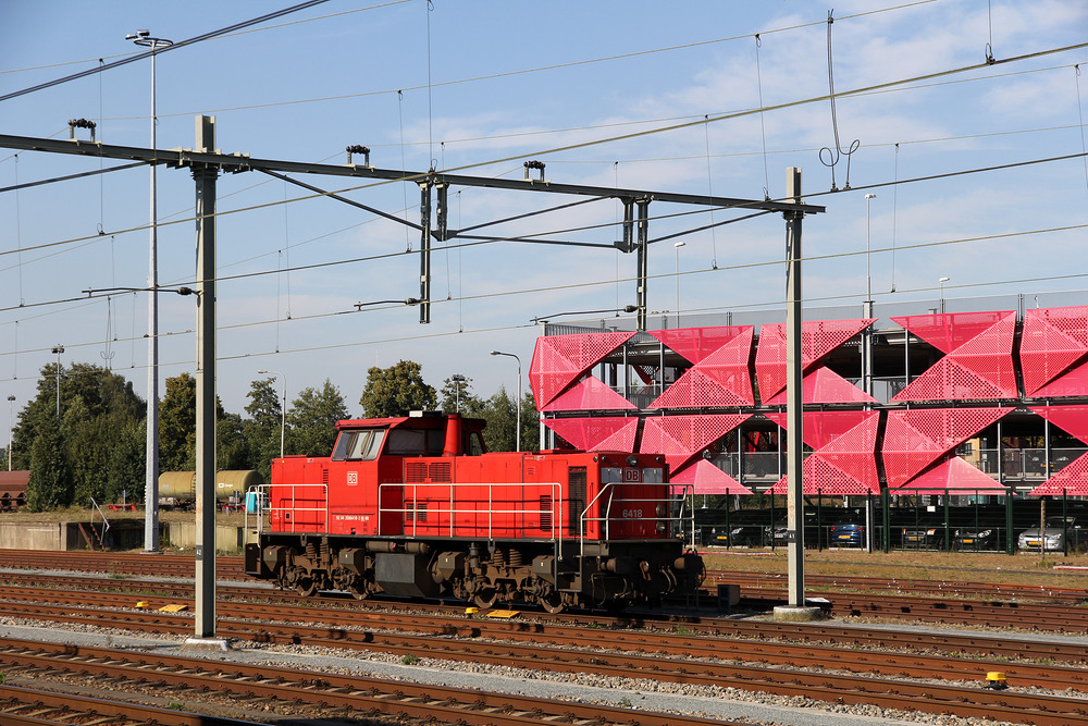 Nach der Rückkehr aus der Innenstadt von Almelo konnte ich Lok 6418 ablichten.
Aufgenommen am 25. September 2016 im Bahnhof von Almelo.