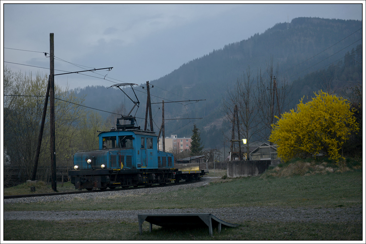 Nach rund drei Monaten habe auch ich wieder einmal meine Kamera gepackt und bin auf Fototour gegangen. Schuld war Ferki ;-). Er rief mich ein paar Tage vorher an und meinte, wir sollten doch der Breitenauerbahn einmal einen Besuch abstatten. Das Wetter, die Fülle an Fotos und Motive haben den Urlaubstag mehr als wett gemacht. Meine erste Aufnahme zeigt den ersten Leerzug von Mixnitz nach Breitenau am 3.4.2019 bei der ehemaligen Haltestelle Breitenau-St. Jakob. Die EXIF stimmen jetzt natürlich noch nicht, ich hatte die Zeit noch nicht umgestellt, es war natürlich schon 6:34.