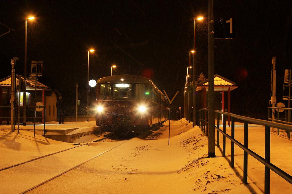Nach rund zwei Stunden Aufenthalt bei der Bergparade in Olbernhau stand pünktlich 172132-3 mit den weiteren Fahrzeugen der traditionellen Licht`lfahrt am 7.12.2013 wieder am Bahnsteig in Olbernhau. Der Zug war eine dreiteilige Einheit
der Traditionsgemeinschaft Ferkeltaxe e. V., die diese Tagesfahrt veranstaltete.
