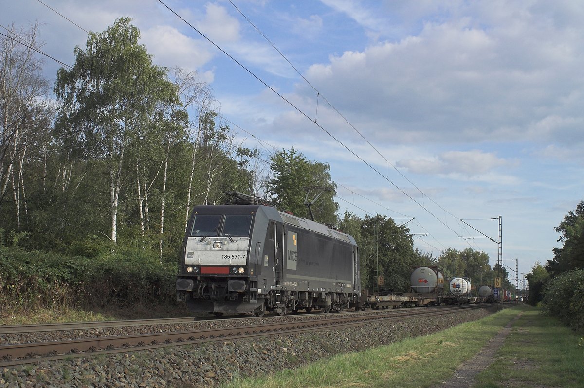 Nach einer schönen paar Stunden in die Sonne mit so wenig Güterzugen, gibt es nur ein bisschen Sonnenlicht auf 185 571-7 und ihrem Containerzug bei Hanau West. 22 September 2016.
