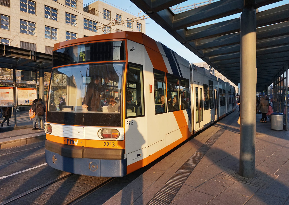 Nach schuss vom rnv-Tramwagen 2213 als Linie 4 (Oggersheim Endstelle - Heddesheim, Bahnhof), bei der Einfahrt in die Haltestelle Mannheim Hauptbahnhof.
Aufgenommen am 18.3.2016.