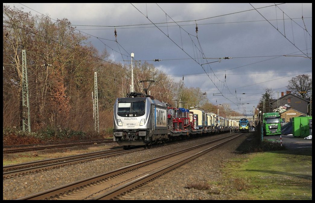 Nach seinem Gastspiel in Osnabrück fuhr der Zirkus Roncalli am 11.01.2023 wieder per Bahn zurück nach Köln. Um 14.24 Uhr kam der Zug mit Lokomotive 187006-2 der Railpool durch den Bahnhof Kattenvenne. Nur für diesen Moment spielte auch die Sonne mit!