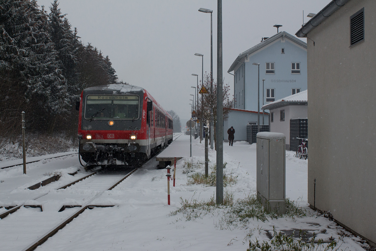 Nach seinem Halt in Geisenhausen am Morgen des 03.01.16 nahm 628 593-6 seine Weiterfahrt nach Rosenheim wieder auf.