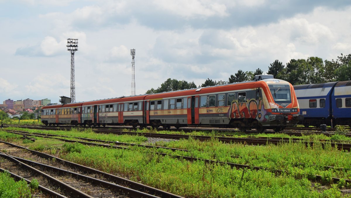 Nach seiner Fahrt von Medias wartet Triebzug 76-1454-8 im Abstellbereich des Bahnhofs Sibiu auf die nächste Reise. Aufnahme vom 29.07.2018.