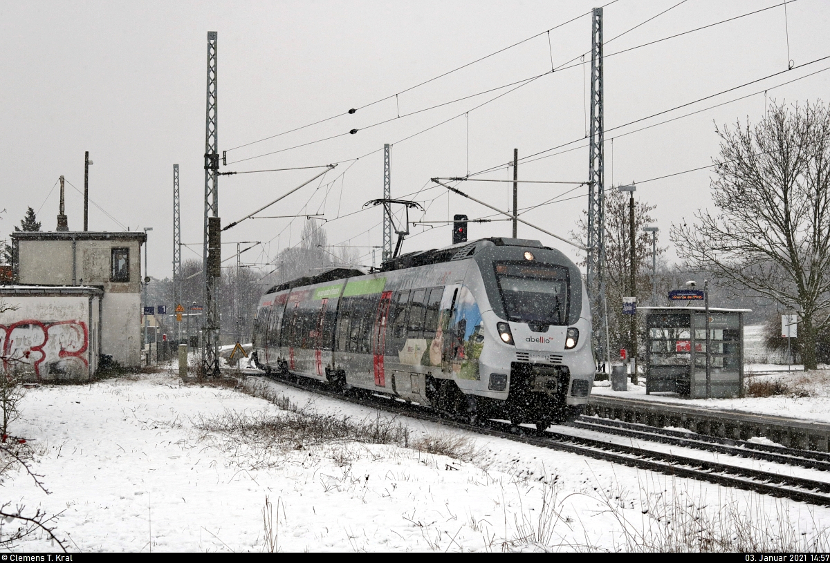 Nach sieben Minuten Zwangshalt infolge eines vorausfahrendes Güterzuges kann 9442 612 (Bombardier Talent 2) den Hp Zscherben auf Gleis 1 endlich hinter sich lassen.
Mit seiner Werbung für die Harzer Schmalspurbahnen GmbH (HSB) ist er ein kleiner Farbtupfer in der verschneiten Umgebung.

🧰 Abellio Rail Mitteldeutschland GmbH
🚝 RB 74780 (RB75) Halle(Saale)Hbf–Lutherstadt Eisleben [+5]
🚩 Bahnstrecke Halle–Hann. Münden (KBS 590)
🕓 3.1.2021 | 14:57 Uhr