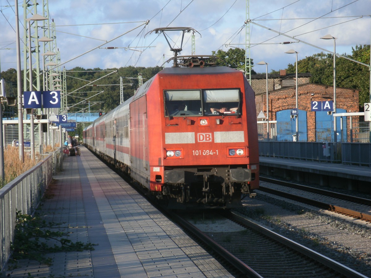 Nach sieben Wochen Einstzen am Sonnabend fuhr der CNL 1250 Binz-Zrich,am 24.August 2013,zum letzten Mal 2013.Hier brachte 101 094 am letzten Einsatztag den Nachtzug nach Bergen/Rgen.