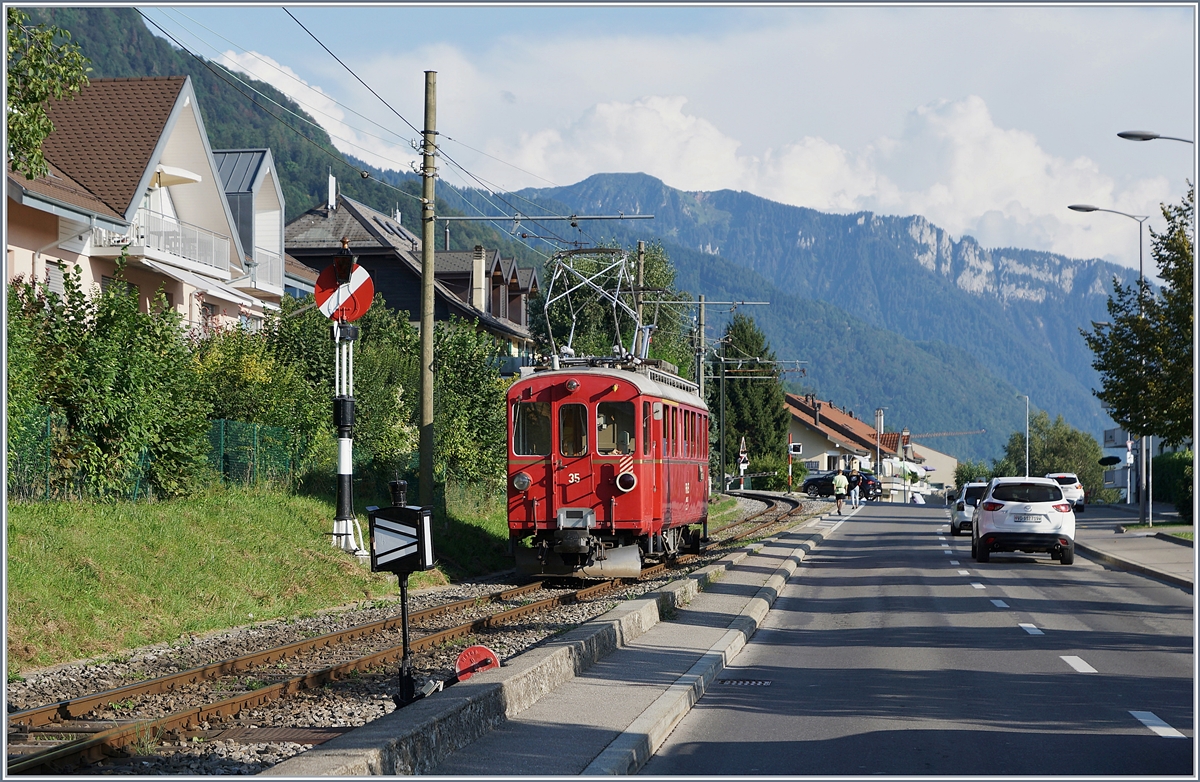 Nach so viel Furkabahn zum Abschluss noch etwas RhB: Der Blonay-Chamby Bernina Bahn ABe 4/4 N° 5 verlässt Blonay als Leermaterialzug Richtung Chaulin.

Schon fast Ironie des Schicksals: als ich am andern Tag nach Chaulin fuhr  zog die ex FO HG 3/4 den Zug...


31. August 2019