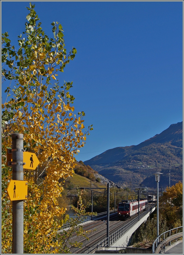 Nach so viel trüben Bildern noch was buntes: Zahlreiche Wanderwege erschliessen nicht nur fast jeden Winkel der Schweiz, sondern auch viele schöne Fotostellen für Bahnbilder:
Ein Walliser Domino verlässt Leuk und wird in Kürze in den Dala-Tunnel einfahren
26. Okt. 2015