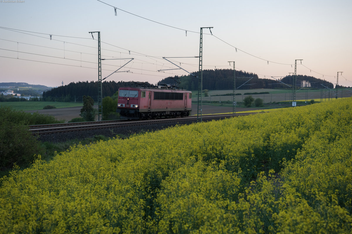 Nach Sonnenuntergang befindet sich 155 128 auf der Rückfahrt von Hof nach Zwickau. Eben brachte sie den EZ 51619 von Zwickau in die nordbayerische Stadt, 08.05.2018