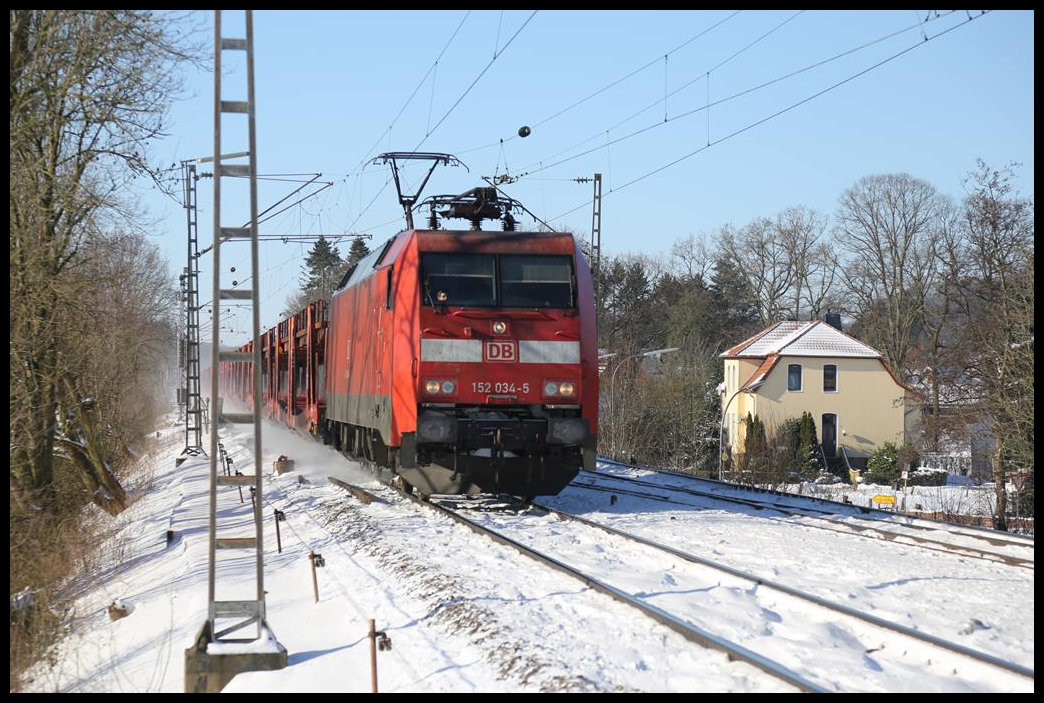 Nach den starken Schneefällen in den Vortagen rollte am 11.2.2021 endlich der Güterverkehr wieder auf der Strecke Rheine Osnabrück. Um 11.13 Uhr war 152034-5 mit einem leeren Autotransportzug bei Westerkappeln Velpe in Richtung Osnabrück unterwegs.