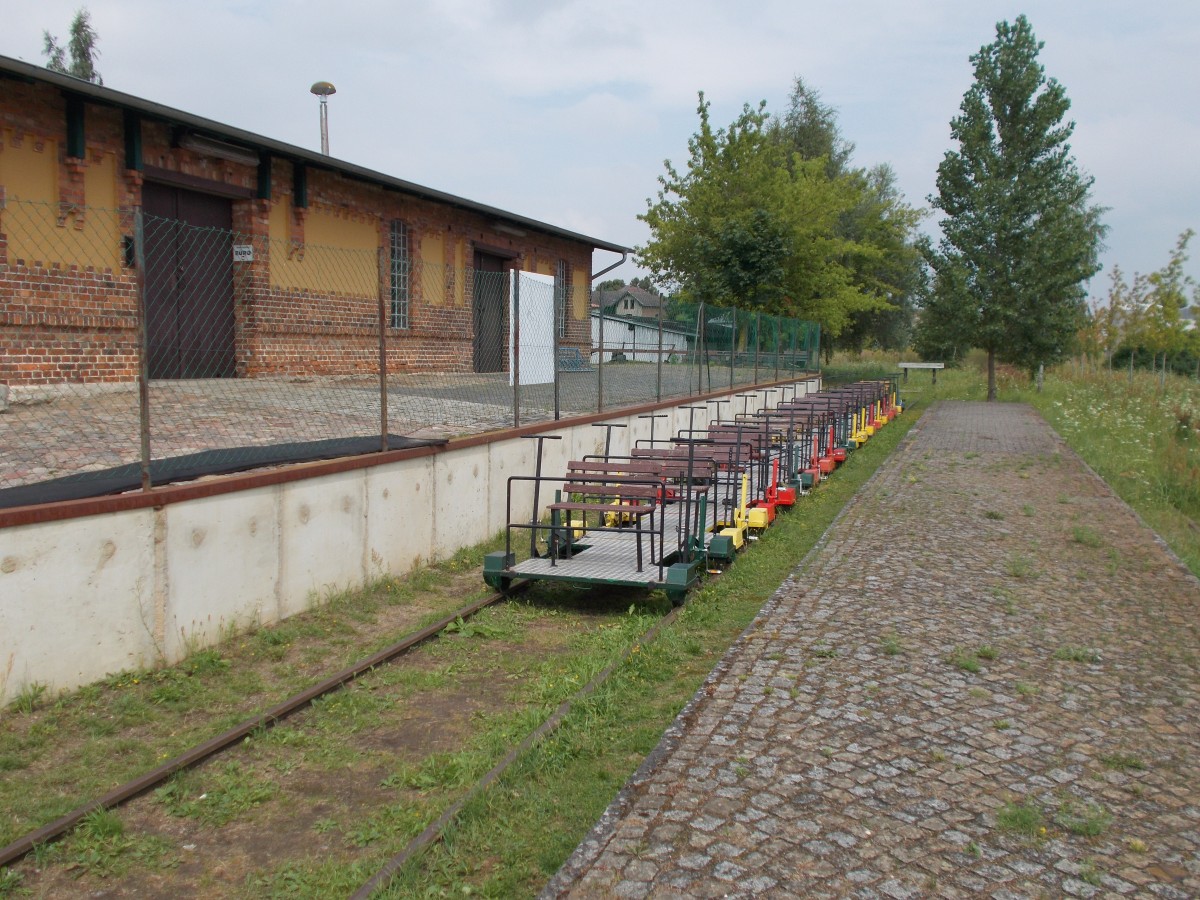 Nach der Stillegung der Strecke Malchin-Dargun wird die nicht abgebaute Strecke für Draisinenfahrten genutzt.Am Darguner Güterboden standen,am 03.August 2014,mehrere Draisinen abgestellt.