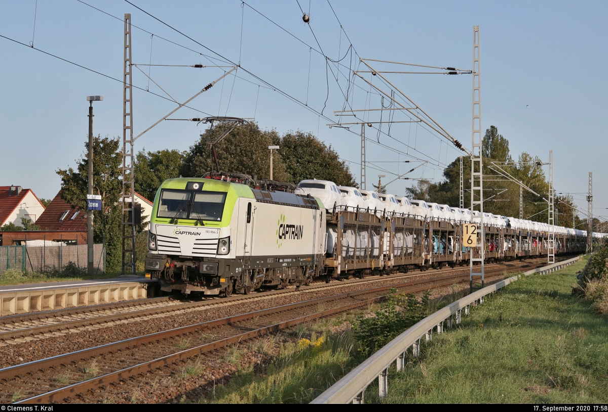 Nach der Störung eines Güterzugs Richtung Sangerhausen hat das Bahnpersonal noch alle Hände voll zu tun, den aufgelaufenen Verkehr durchzubekommen.
193 894-3 (Siemens Vectron) lässt sich vor dem roten Blocksignal des Hp Zscherben in langsamer Schrittgeschwindigkeit ausrollen. Angehängt sind Autotransportwagen der BLG Logistics Group AG & Co. KG, beladen mit Fahrzeugen von Volkswagen. In wenigen Augenblicken wird sich der lange Zug behäbig wieder in Bewegung setzen.

🧰 ITL Eisenbahngesellschaft mbH (ITL)
🚩 Bahnstrecke Halle–Hann. Münden (KBS 590)
🕓 17.9.2020 | 17:58 Uhr