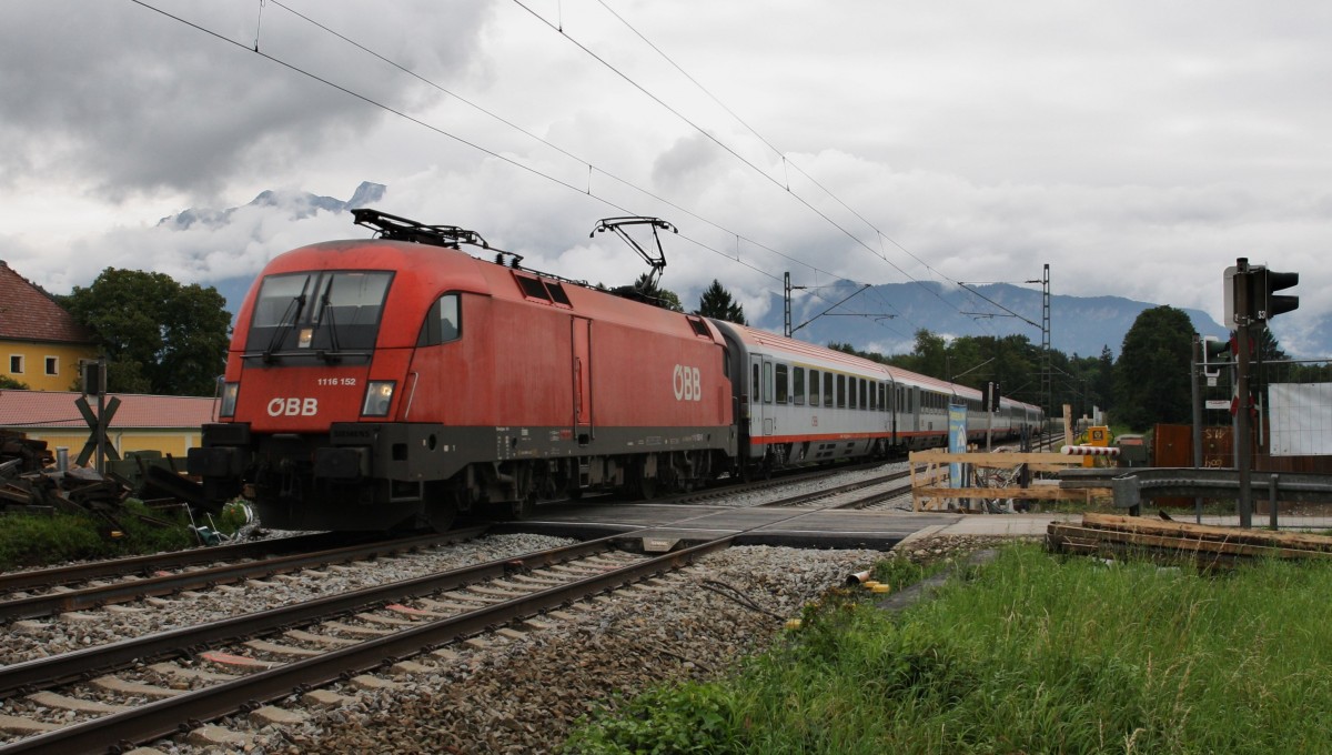 Nach der Streckensperre am Wochenende vom 14.8.-19.8.2014 zwischen Rosenheim und Kufstein können die Züge wieder planmäßig fahren. Hier fährt am 20.8.2014 der IC Innsbruck-Wien West mit 1116 152-0 über den BÜ bei Niederaudorf. Dieser ist bald Vergangenheit, den neben dem BÜ wurde während der Streckensperre eine Unterführung gebaut.