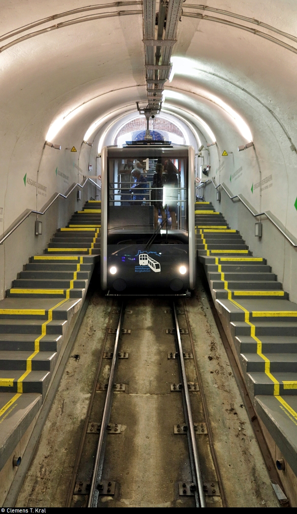 Nach einer technischen Störung läuft der Betrieb auf der Heidelberger Bergbahn am frühen Nachmittag wieder an. Der Fahrplan ist noch ziemlich durcheinander.
Hier erreicht Wagen 1 seine Endstation Kornmarkt, vor den Toren der Heidelberger Altstadt.

🧰 Heidelberger Straßen- und Bergbahn GmbH (HSB)
🚝  Molkenkurbahn  Molkenkur–Kornmarkt
🕓 22.9.2020 | 13:42 Uhr