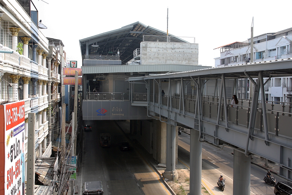 Nach Teilinbetriebnahmen am 03.Juni 2023 (Samrong – Hua Mak) und 12.Juni 2023 (Hua Mak – Phawana) nahm die MRT-Yellow Line (YL) am 19.Juni 2023 mit dem Abschnitt Phawana – Lat Phrao den Vollbetrieb auf. - Das Bild vom 11.Dezember 2023 zeigt den Zugang von der BTS-Samrong Station (E15) zur MRT-Samrong Station (YL23).