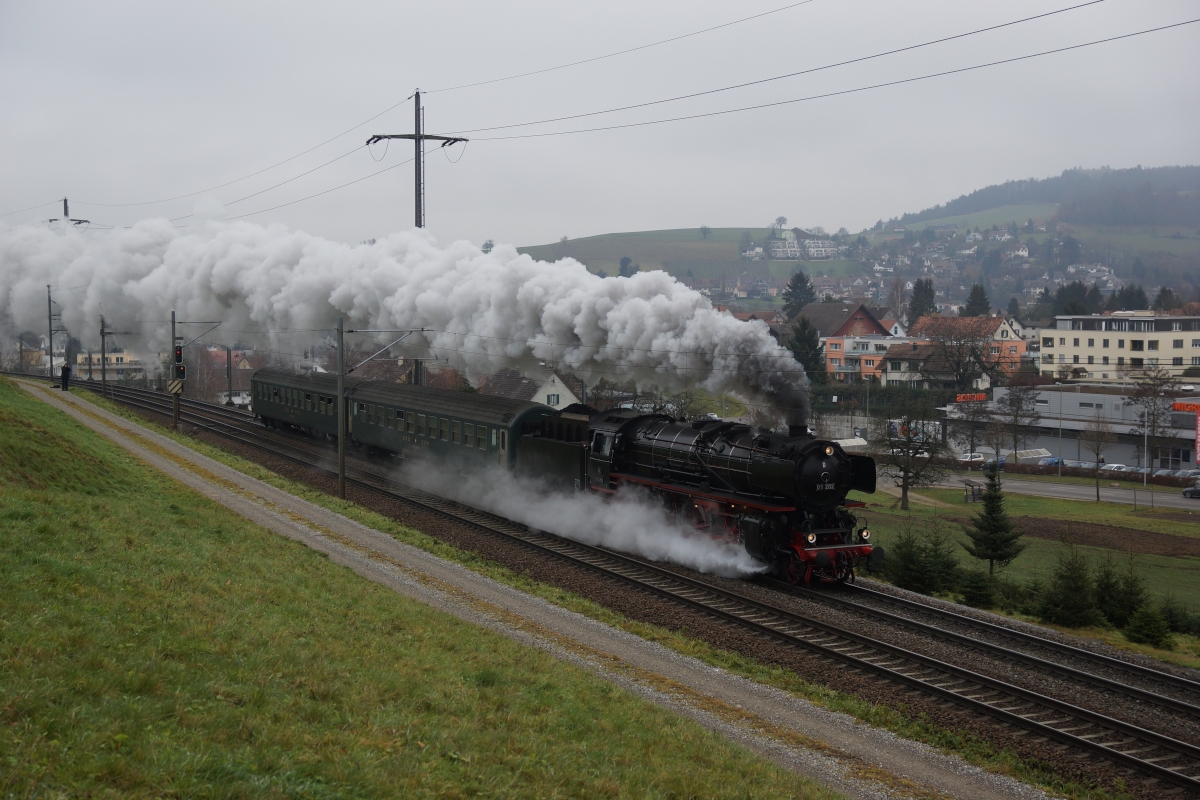 Nach über 2 Jahren im Dampflokwerk Meiningen und einer missglückten Rückkehr Mitte November kehrte die Pacific 01 202 am 21. Dezember 2013 engültig wieder in die Schweiz zurück. Ich konnte diese wunderschöne Lok bei Eglisau ablichten.