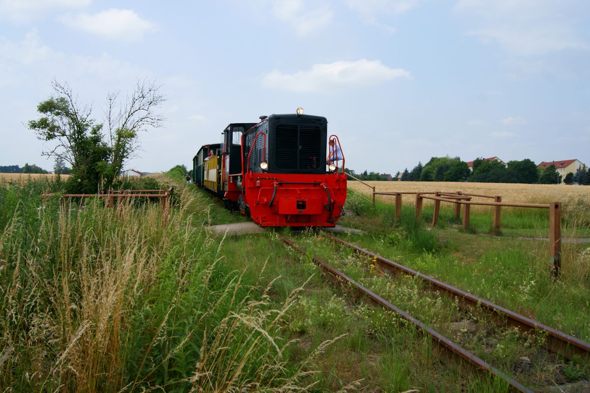 Nach ber 20 Jahren Dornrschenschlaf steht Lok 210 der Braunschweigischen Kohlenbergwerks AG fr den Verein Kohlebahnen im Dienst. Hier hielt sie am 25.06.2016 mit einem Sonderzug am Haltepunkt Wintersdorf.