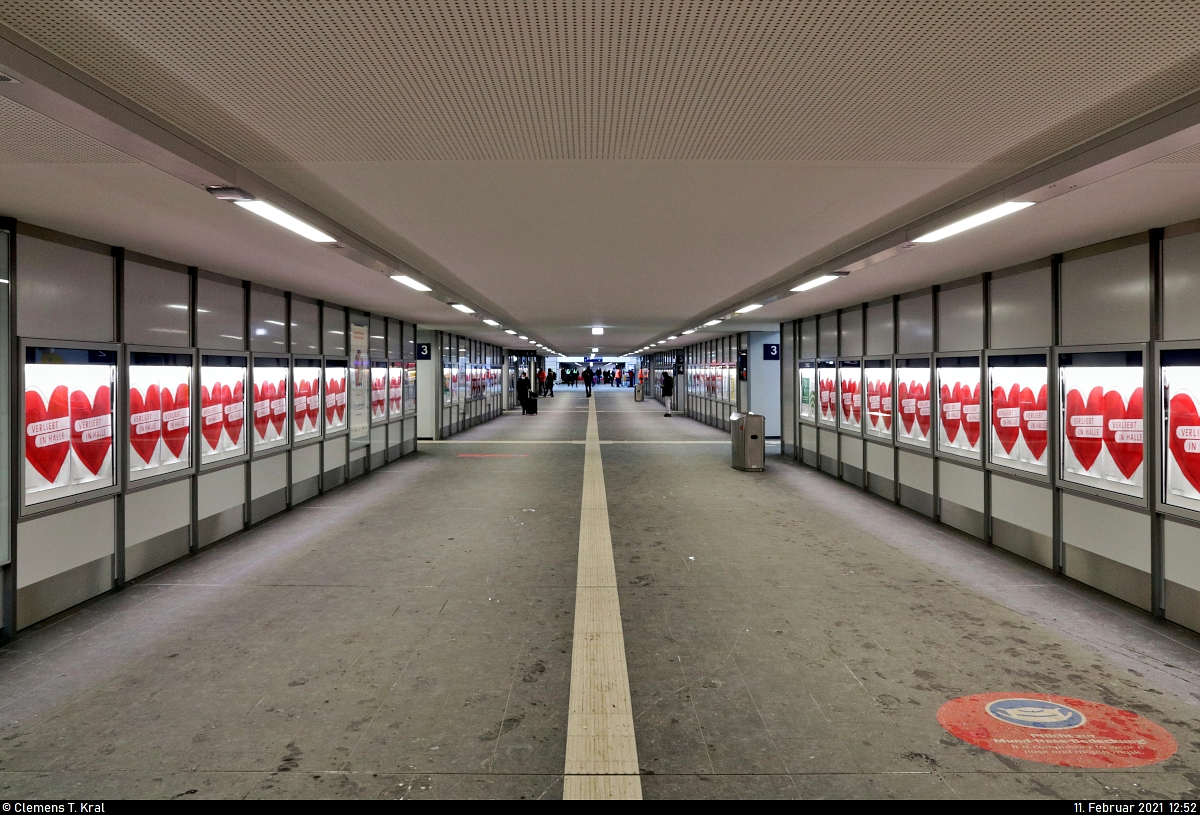 Nach über 6 Jahren ist sind die Umbau- und Modernisierungsarbeiten im Hauptbahnhof Halle (Saale) endlich abgeschlossen. Zum 17.1.2021 wurden auch noch die Bahnsteige 1 bis 3 (ehem. 1a, 1 und 2) wiedereröffnet. Damit ist nun die neue Personenunterführung unter allen 13 Gleisen vollständig begehbar und wieder vom Zugang Ernst-Kamieth-Straße nach drei Jahren zu erreichen.

🕓 11.2.2021 | 12:52 Uhr