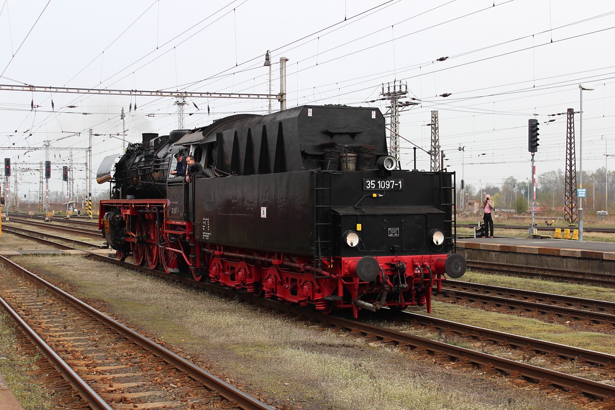 Nach über zwei Stunden Aufenthalt in Cheb rangiert die 35 1097-1 wieder an den DPE 95971. 05.04.2014