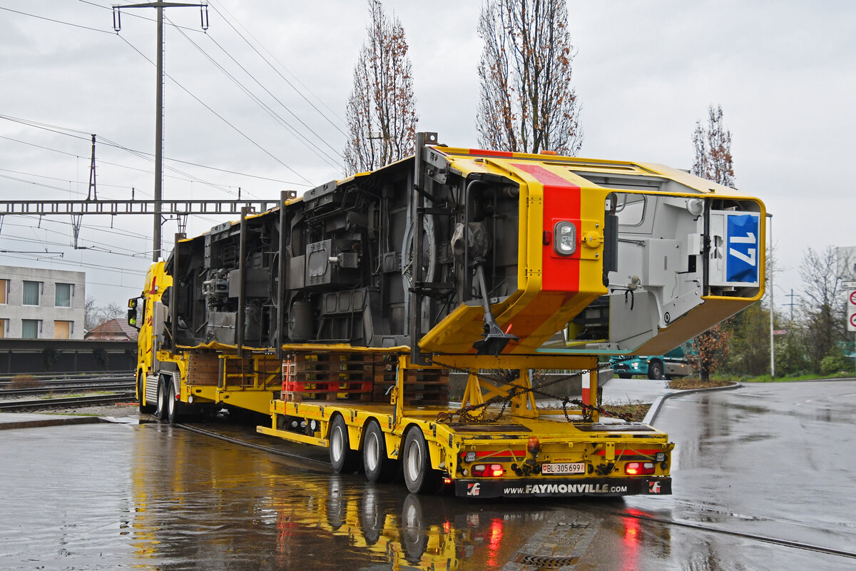 Nach der Übung TRENO NUOVO wird der Be 4/6 264 bei strömendem Regen zur Firma Thommen gefahren, wo er anschliessend Abgebrochen wird. Dach der Waage geht es zum Tor 3. Nach einer kurzen Wartezeit wird der Wagen ins Areal gefahren und ist bald Geschichte.