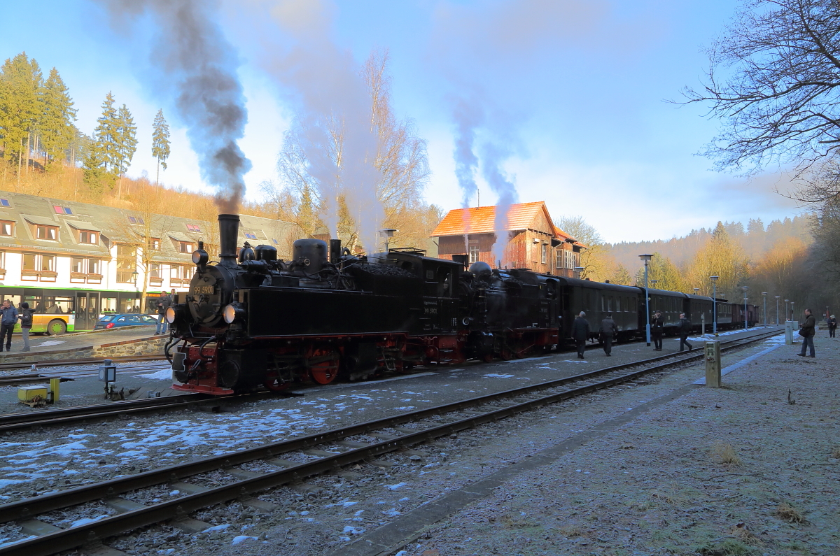 Nach umfangreichen Rangierarbeiten ist der Sonder-PmG der IG HSB, am 14.02.2015 im Bahnhof Alexisbad, nun wieder komplett und abfahrbereit in Richtung Stiege.