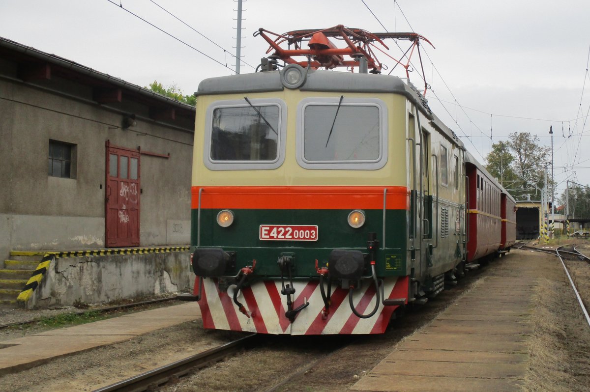 Nach Umlaufen ist das ankuppelen der E422 0003 in Bechyne gelungen, sieht auch der Zugchef am 16 September 2017.