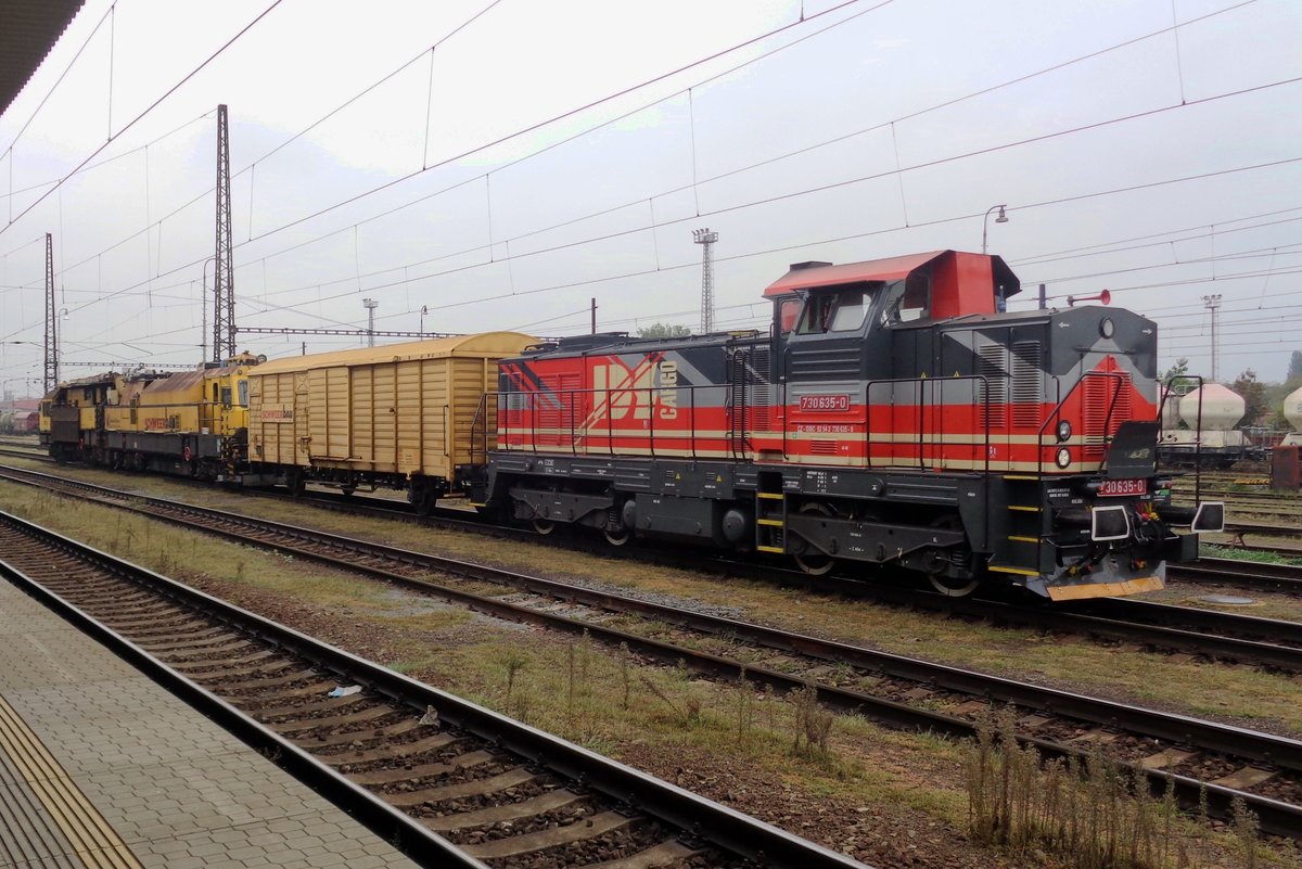 Nach Umlaufen hat IDS 730 635 sich am anderen Seite des Gleisbauzuges angesetzt und wird aus Pardubice abfahren, noch immer am 14 September 2018.