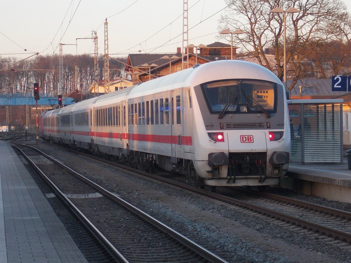 Nach Umstellen auf Sommerzeit kann man jetzt den IC 2424 Berlin Südkreuz-Binz in Bergen/Rügen noch bei Tageslicht fotografieren.Am 26.März 2017 hatte der IC in Bergen/Rügen noch keine Ausfahrt.