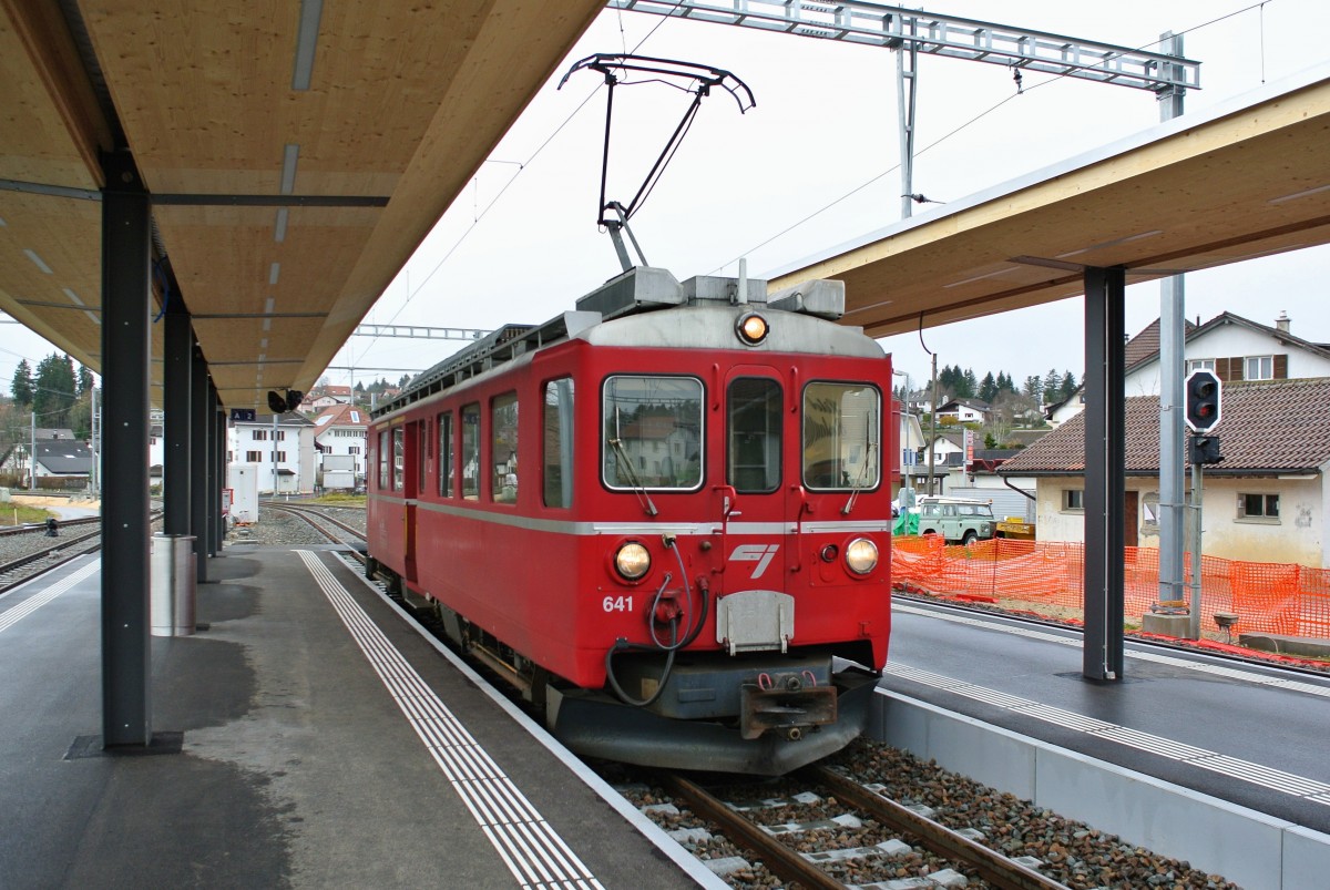 Nach der Umstellung von Gleich- auf Wechselstrom der RhB Linie Chur-Arosa wurden zwei der alten Triebwagen an die CJ fr den Gtertransport verkauft. Einer davon ist noch heute im Einsatz (der zweite ist mit grsseren Schden abgestellt). Doch auch der noch in Betrieb stehende Bef 4/4 641 (ex. ABe 4/4 641) wird nicht mehr lange im Einsatz stehen, schon bald wird er durch die von der Frauenfeld-Wil Bahn bernommenen Triebwagen ersetzt. Im Bild steht der Triebwagen im neu umgebauten Bahnhof Le Noirmont, 17.11.2014.