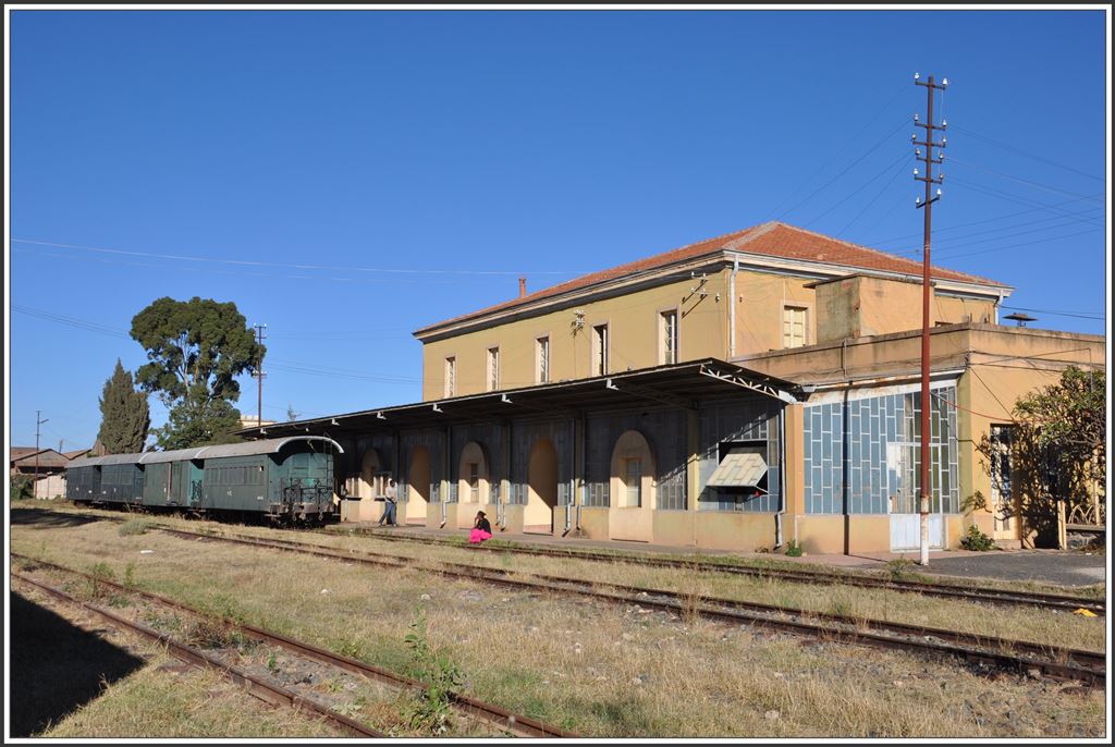 Nach unserer Abreise wird der Bahnhof Asmara wieder in seinen Dornröschenschlaf verfallen. Wenigstens die Räume werden durch die Trans Horn Transport Company genutzt. (04.12.2014)