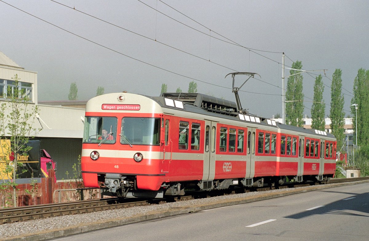Nach der Verlängerung von 16 Mandarinli Be 4/8 durch Niederflur-Mittelwagen zu Be 4/12 wurden die fünf verbliebenen Be 4/8 praktisch nur noch als Verstärkung auf der Linie J sowie in den Bolliger Einsatzzügen eingesetzt. Hier fährt der Be 4/8 48 am 10. Mai 2002 seinem Endziel Bolligen entgegen. Das Rollband wurde bereits auf  Wagen geschlossen  umgestellt, da dieser Zug anschliessend als Leerfahrt zurück nach Worblaufen fuhr.