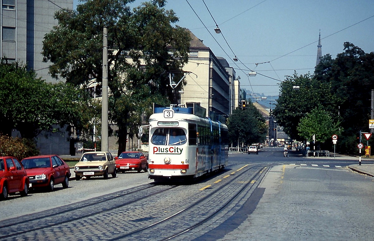 Nach Verlassen des Blumauer Platzes hat der Linzer Tw 84 im Sommer 1991 nur noch wenige Meter bis zur Endhaltstelle am Hauptbahnhof zurückzulegen