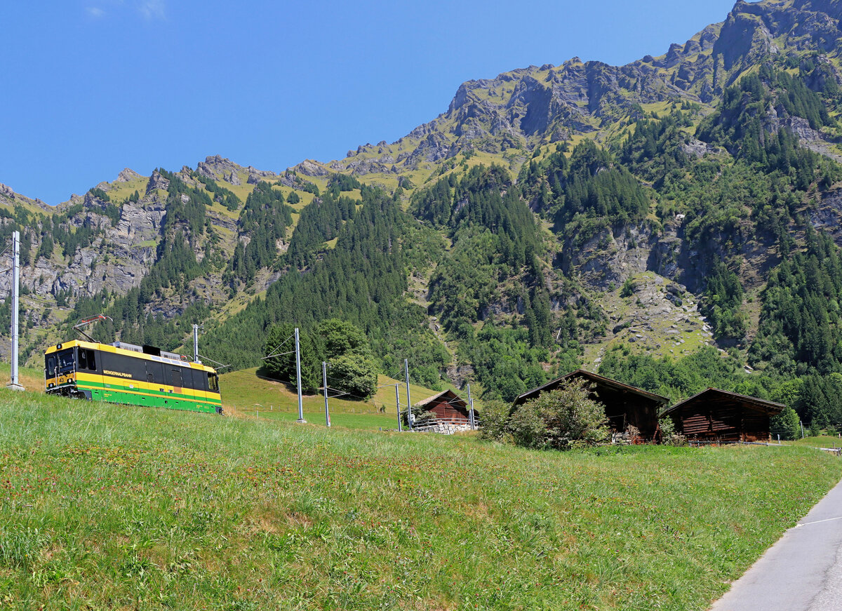 Nach verschiedenen Versuchen im Doppelspurabschnitt oberhalb Wengen fährt der neue He(m) 4/4 43 der Wengernalpbahn davon Richtung Kleine Scheidegg. 16.August 2022 