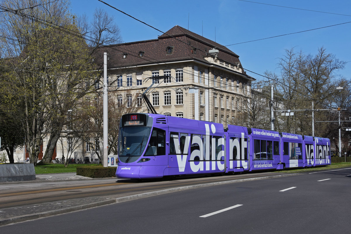 Nach vielen Jahren hat der Be 6/10 151 eine neue Werbung für die Bank Valiant erhalten. Am 29.03.2021 fährt der Wagen zur Haltestelle am Bahnhof SBB.