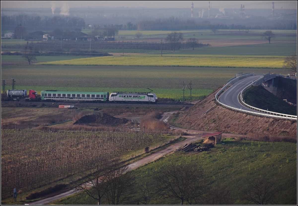 Nach vielen Jahren RoLa ab Freiburg gab es jetzt ein eigenes Lokdesign. 91 83 2186 908-6 I-BLSC passt nun zu den Wagen. Auggen, Dezember 2020.