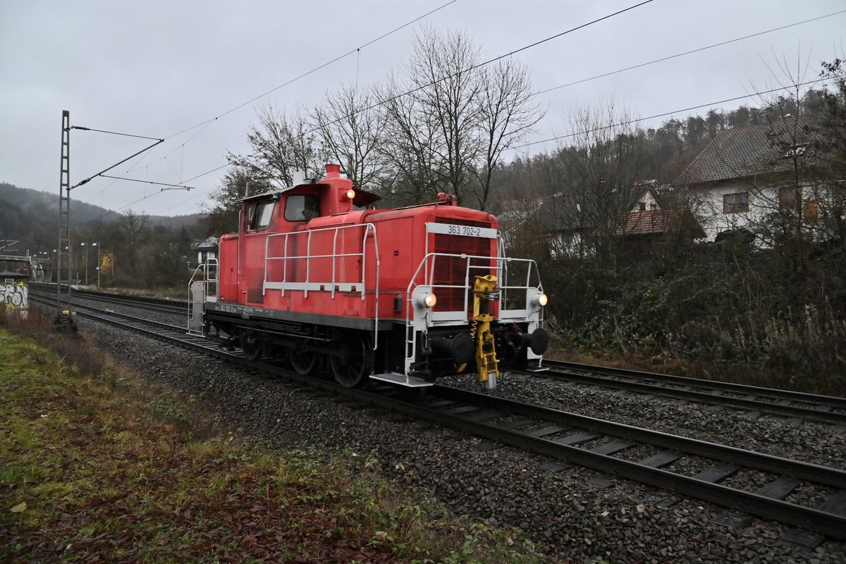 Nach Vorankündigung kam am späteren Vormittag des heutigen Tages die LZ fahrende 363 702-2 durch Neckargerach in Richtung Binau.22.12.2020