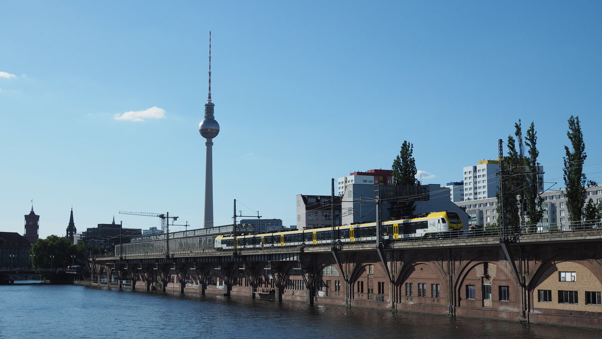 Nach einer Vormeldung von DSO (danke an  Trafojockey ):
FLIRT³ im bwegt Landesdesign (GABW ET 6.14) als Dlr 94174 von Hennigsdorf via Stadtbahn Berlin Richtung Falkenhagen (b. Nauen).
Es soll sich dabei um den letzten zu liefernden Flirt für GABW (Go-Ahead BW) handeln (Nummer unbekannt).
Da der Zug kurz warten musste, um in den Berliner Ostbahnhof einzufahren, wurde kurz vor der Weiterfahrt an der Signalbrücke auch das Pfeifsignal erprobt ;-)

Aufgenommen am 23. Juni 2020 von der Michaelsbrücke Berlin
