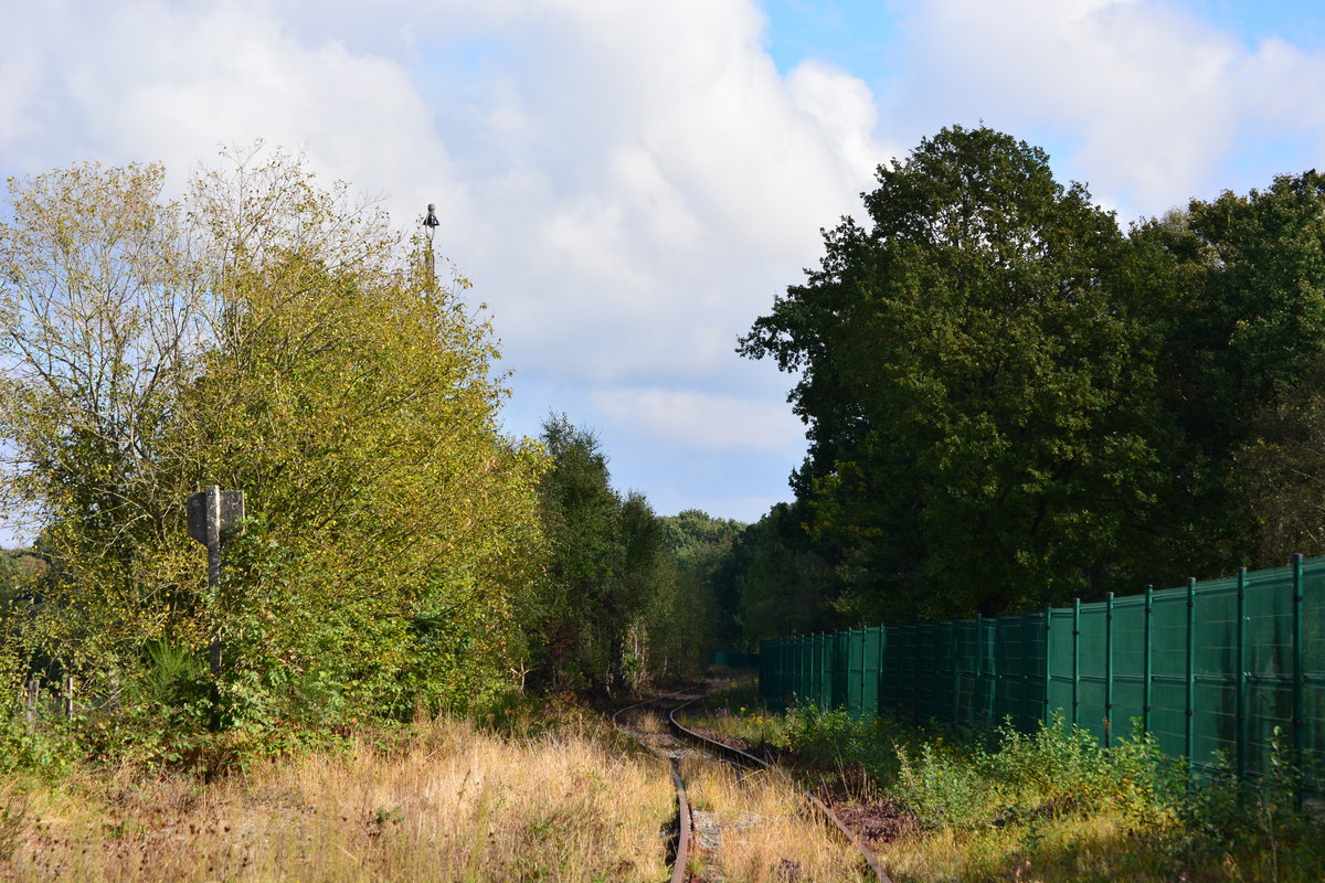 Nach Walheim ging es auf belgischer Seite nach Raeren. Hier sieht man gut das links mal ein weiteres Gleis lag. Das ist jedoch schon abgebaut. Die Strecke wird von einem Verein gehalten und gepflegt. Die Strecke ist betrieblich gesperrt wodurch keine Fahrten möglich sind.

Raeren 08.10.2016