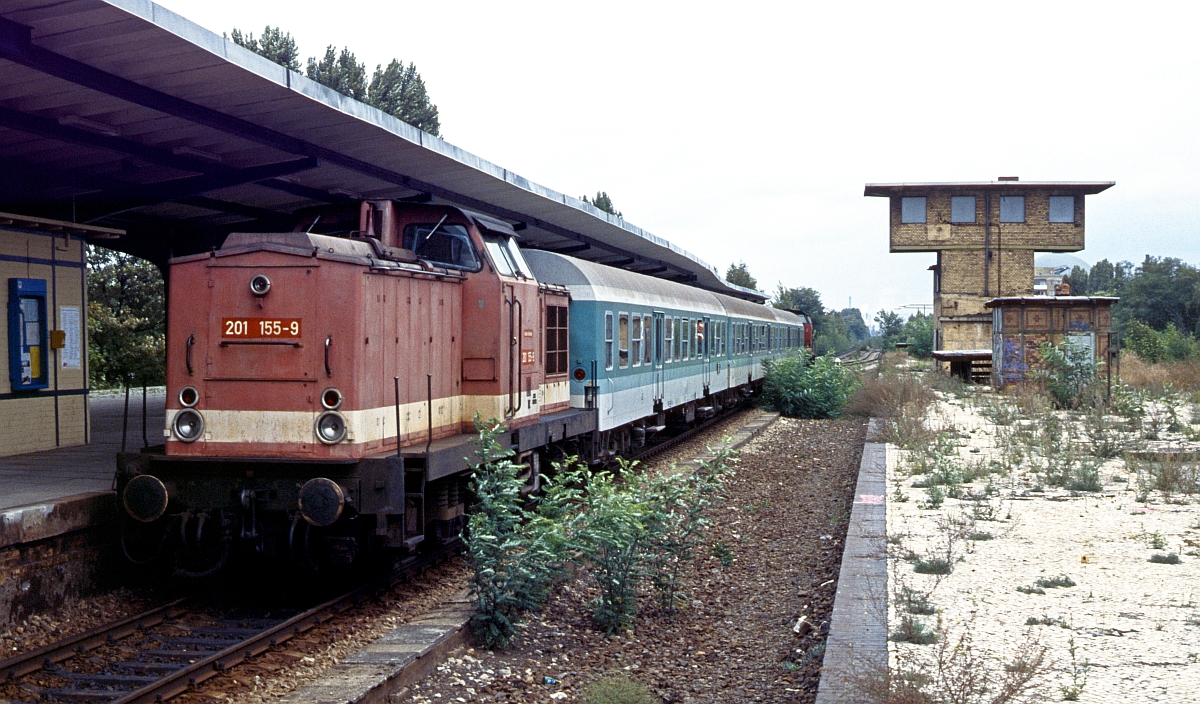 Nach der Wende versuchte man, möglichst viele Nahverkehrsverbindungen vom (ehemaligen) Westteil Berlins ins  Umland einzurichten. Regionalbahn nach Nauen mit 201 155 und 202 465 am anderen Ende im provisorisch wiedereröffneten Bahnhof Berlin - Jungfernheide (Juli 1991).